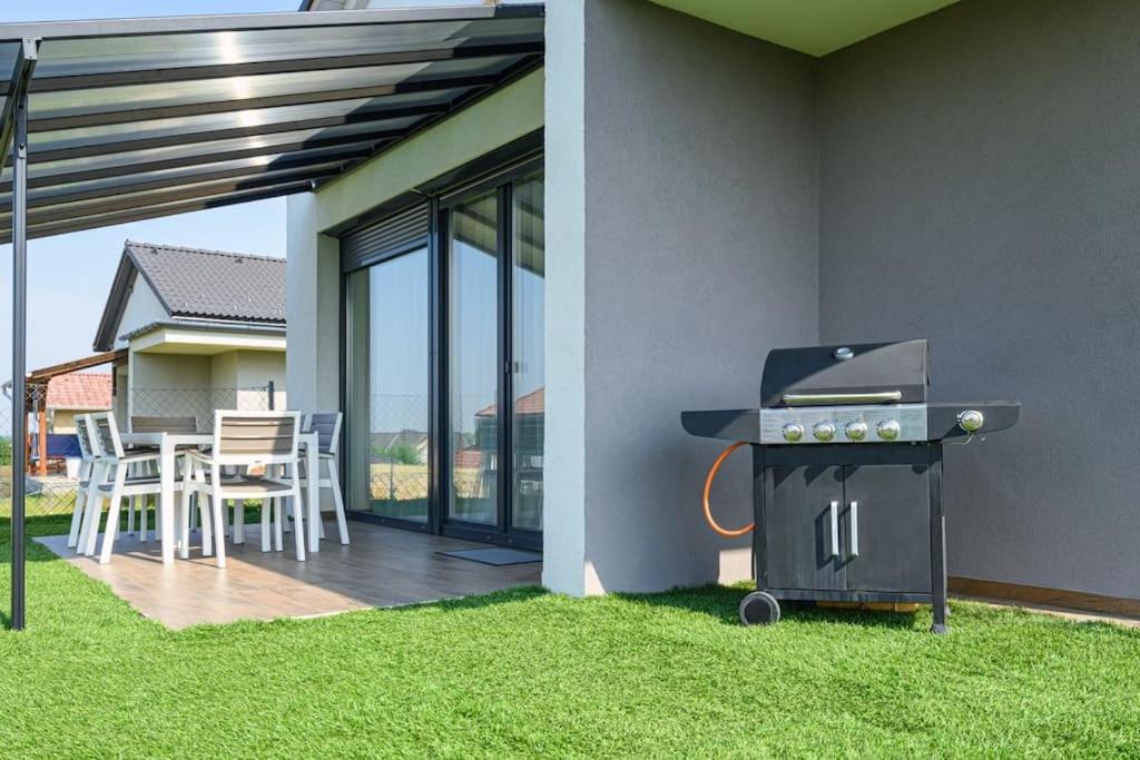 Abg House Ecser Exteriör bild